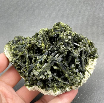 SUUR! 561G Looduslik Brasiilia roheline turmaliin mineraal kristall isendite kivid ja kristallid kvartsi kristallid